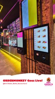 📣 GO-LIVE: ORDERMONKEY x @hotchicks.berlin 🍗🔥📲 

Digitale Prozesse treffen auf echtes Streetfood-Feeling: 
Mitten in Berlin-Kreuzberg ist ORDERMONKEY bei Hot Chicks live gegangen – einem toller Chicken-Burger-Spot den wir jedem empfehlen. Gäste bestellen selbst, bezahlen direkt am Terminal – effizient, intuitiv und perfekt für hohe Frequenzen im teils-urbanen Umfeld. 📲⚡ 🤝 

Besonders stark im Alltag: integriertes Upselling direkt im Bestellflow. Menüs, Add-ons und Extras werden klar vorgeschlagen, Entscheidungen vereinfacht und der Warenkorb wächst ganz nebenbei – ohne zusätzlichen Aufwand fürs Personal. 📈 

Hot Chicks steht für auffällige Burger-Kreationen, starke Markenpräsenz und kompromisslosen Geschmack. Mit ORDERMONKEY im Rücken wird dieses Erlebnis nun auch digital auf das nächste Level gehoben. 🚀 

📍 Hot Chicks – Berlin Kreuzberg