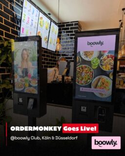 📣 GO-LIVE: ORDERMONKEY x Boowly Club 🥣🍓📲

🚀 In Köln ist ORDERMONKEY jetzt live – mit modernen Selforder-Kiosks, direkter Lightspeed-Integration, QR-Bestellapp und einem digitalen Bestellprozess, der perfekt zum schnellen und modernen Konzept von Boowly Club passt. ⚡

Boowly Club bringt frischen Wind in die Healthy-Food-Szene:
Açaí Bowls, Matcha Drinks, Specialty Coffee und farbenfrohe Gerichte treffen auf ein modernes Branding, starke Ästhetik und eine absolute Top-Lage mitten in Köln. 🥑🍵

Das Konzept kombiniert Lifestyle, Qualität und Geschwindigkeit – genau dort setzt auch ORDERMONKEY an. 📲

Mit unseren Selforder-Kiosks und der QR-Bestellapp bestellen Gäste jetzt direkt digital – entweder am Kiosk oder bequem vom Platz aus. Der gesamte Ablauf von der Bestellung bis zum Payment läuft schnell, intuitiv und nahtlos im selben Prozess ab – ideal für hohe Frequenzen und moderne Gastronomiekonzepte. 🚀

Besonders wichtig bei einem modernen Grab-&-Go- und Healthy-Food-Konzept:
Kurze Wartezeiten, klare Abläufe und ein Bestellerlebnis, das perfekt zur Marke passt. ✨

Durch die direkte Lightspeed-Anbindung läuft der gesamte Prozess effizient im Hintergrund weiter – vom Bestelleingang bis zum Payment. 💳

Das Ergebnis:
Entlastete Teams, schnellere Abläufe und ein digitales Setup, das perfekt zur modernen Identität von Boowly Club passt. 📈

Und das ist erst der Anfang:
Schon bald eröffnet Boowly Club auch in Düsseldorf – natürlich ebenfalls mit ORDERMONKEY. 🤝🔥

Wir freuen uns sehr, Boowly Club auf diesem Weg begleiten zu dürfen.

📍 Boowly Club – Köln & bald Düsseldorf