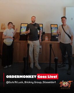 📣 GO-LIVE: ORDERMONKEY x @guts.n.luck x Brickny Group 🥩🔥📲

🚀 In Little Tokyo Düsseldorf ist ORDERMONKEY jetzt live – mit 3 Selforder-Kiosks von unserem Partner PanOston, direkter Lightspeed-Integration und einem digitalen Bestellprozess, der perfekt zum neuen Teppan-Grill-Konzept GUTS'N LUCK passt. ⚡

Hinter GUTS'N LUCK steht die Brickny Group – einer der führenden Anbieter authentischer japanischer Gastronomiekonzepte in Europa. Mit zahlreichen Restaurantmarken und Franchise-Konzepten bringt Brickny japanische Esskultur in mehrere europäische Länder und entwickelt kontinuierlich neue Konzepte für moderne Gastronomie. 

Mit GUTS'N LUCK erweitert Brickny sein Portfolio um ein modernes Teppan-Grill-Konzept mit hochwertigem Fleisch, individuell wählbaren Toppings und einem schnellen, unkomplizierten Bestellerlebnis. 🥩🍚

Bestellt wird direkt am Eingang über die ORDERMONKEY Selforder-Kiosks – eine klassische Kasse gibt es nicht mehr. Die Gerichte werden anschliessend direkt an den Tisch serviert, während alle Bestellungen nahtlos ins bestehende Lightspeed-System fliessen. 📲💳

Das Ergebnis:
Ein moderner Bestellprozess, der Gäste begeistert, Teams entlastet und perfekt zu einem innovativen Gastronomiekonzept passt. 📈

Wir freuen uns sehr, die Brickny Group bei diesem spannenden neuen Konzept begleiten zu dürfen und wünschen dem gesamten Team von GUTS'N LUCK einen erfolgreichen Start. 🤝🔥

📍 GUTS'N LUCK by Brickny Group – Little Tokyo Düsseldorf 🇩🇪