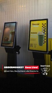 📣 GO-LIVE: ORDERMONKEY x @inarisan.bln 🍣🌱📲
🚀 Am Rosenthaler Platz in Berlin ist ORDERMONKEY jetzt bei Inari-San live – und das Besondere daran: Die bereits vorhandenen Selforder-Kiosks konnten bleiben. Statt neuer Hardware wurde die bestehende Infrastruktur einfach auf die ORDERMONKEY Software migriert. ⚡
Inari-San bringt ein echtes Hidden Gem der japanischen Küche nach Deutschland: Inari – mit Sushi-Reis gefüllte Tofu-Taschen – werden mit kreativen Toppings von Spicy Tuna und Yuzu Salmon bis Bulgogi Beef und Gochujang Tofu kombiniert. Dazu kommen Matcha- und Hojicha-Kreationen mit echtem japanischem Matcha. 🍣🍵
Mit Standorten in Berlin und Frankfurt hat sich rund um Inari-San eine junge Food-Community entwickelt. Die Marke selbst spricht von einer Social-Media-Reichweite von über 400.000 Menschen und verbindet japanisch inspirierte Food-Kultur mit einem modernen, digitalen Konzept. 🌱🇩🇪
Genau zu diesem Ansatz passt auch das neue Selfordering-Setup:
Anstatt bestehende Hardware auszutauschen, läuft die ORDERMONKEY Software direkt auf den bereits vorhandenen Selforder-Kiosks. Gäste können damit weiterhin bequem digital bestellen und bezahlen – mit einer Softwarelösung, die sich in die bestehende Infrastruktur integriert. 📲💳
Das Ergebnis:
Bestehende Hardware bleibt im Einsatz, während das Selfordering auf ORDERMONKEY umgestellt wird – ohne einen kompletten Austausch der Geräte und mit einem Setup, das sich flexibel an bestehende Strukturen anpassen lässt. 📈
Und Berlin ist nicht der einzige Standort: ORDERMONKEY läuft an allen Inari-San Standorten – sowohl in Berlin als auch in Frankfurt. Wir freuen uns sehr über die Zusammenarbeit und darauf, Inari-San mit unserer Selfordering-Lösung zu begleiten. 🤝🔥
📍 Inari-San – Berlin & Frankfurt 🇩🇪