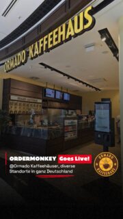 📣 GO LIVE: ORDERMONKEY x @ormado_kaffeehaus ☕🔥📲
🚀 ORDERMONKEY ist jetzt bei den Ormado Kaffeehäusern im Einsatz. Im Video zeigen wir euch den Standort in der Mall of Berlin – doch die Zusammenarbeit geht deutlich weiter: Gemeinsam rollen wir ORDERMONKEY schrittweise an weiteren Standorten in Deutschland aus. 🇩🇪⚡
Gerade in Einkaufszentren bietet Selfordering einen besonderen Vorteil. Die Terminals ermöglichen nicht nur eine schnelle und intuitive Bestellung, sondern sorgen mit ihren grossen Displays gleichzeitig für zusätzliche Sichtbarkeit direkt im Laufweg der Besucher. 👀📲
So werden die Geräte auch zur digitalen Werbefläche für Produkte, Angebote und aktuelle Aktionen – und helfen dabei, Aufmerksamkeit direkt in Bestellungen zu verwandeln.
Technisch setzt Ormado auf Selforder-Terminals von Pan Oston mit direkter Lightspeed-Integration. Dadurch fliessen Bestellungen nahtlos in die bestehenden Abläufe ein und das Team wird besonders zu stark frequentierten Zeiten entlastet. ⚡💳
Das Ergebnis:
Mehr Sichtbarkeit, ein moderner Bestellprozess und ein flexibles Selfordering-Setup, das sich ideal für stark frequentierte Standorte eignet. 📈
Wir freuen uns sehr auf die langfristige Partnerschaft mit den Ormado Kaffeehäusern. Der weitere Rollout in Deutschland ist bereits vorbereitet – und wir freuen uns darauf, die Zusammenarbeit gemeinsam weiter auszubauen. 🤝🔥
📍 Ormado Kaffeehäuser – Deutschland 🇩🇪