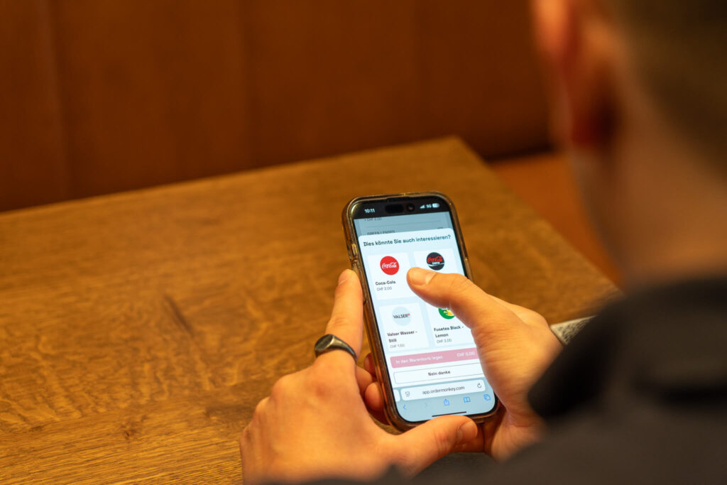 ORDERMONKEY QR-WebApp zeigt Upselling-Vorschläge auf einem Smartphone am Restauranttisch